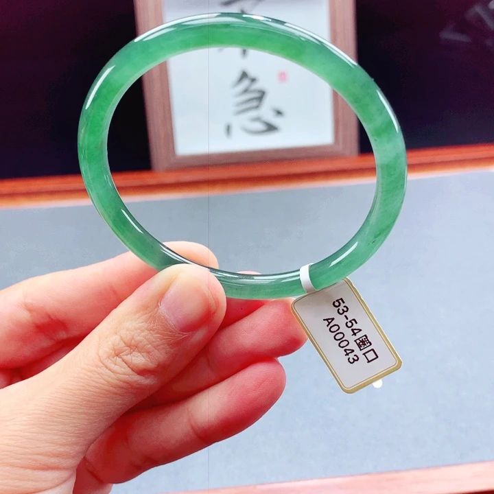 未镶嵌手镯翡翠圆镯