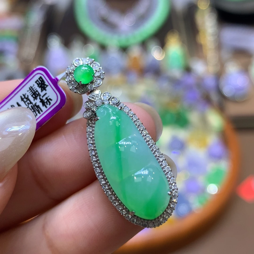 翡翠18K金镶嵌颈饰