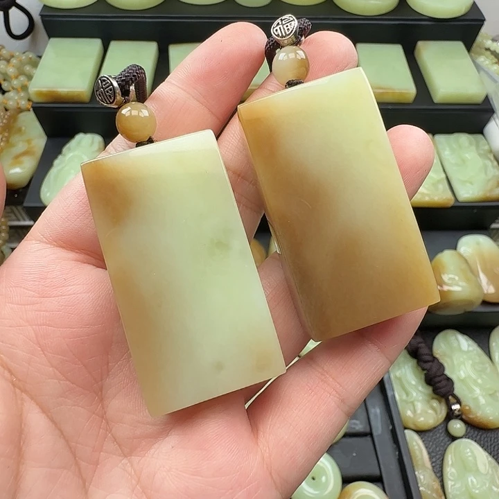 稳***福和田玉未镶嵌颈饰