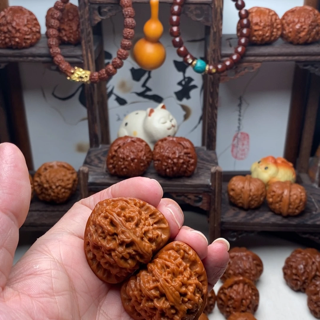 ****停文玩核桃吊坠白狮子