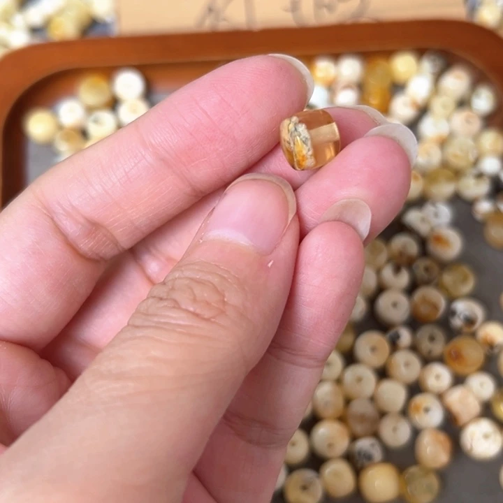 蜜蜡未镶嵌裸石8.5mm一个