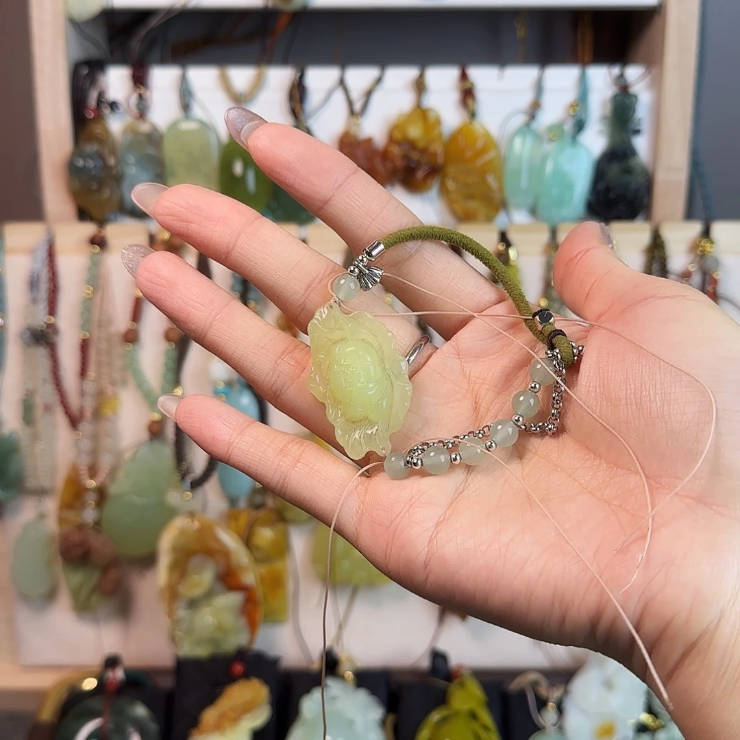 蛇纹石玉未镶嵌颈饰