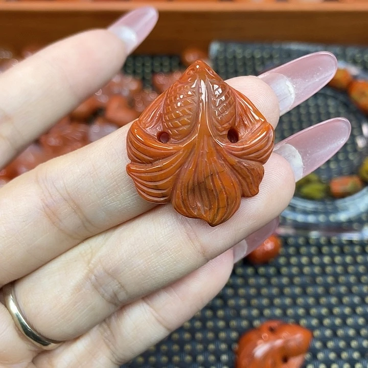 南红玛瑙未镶嵌颈饰金鱼