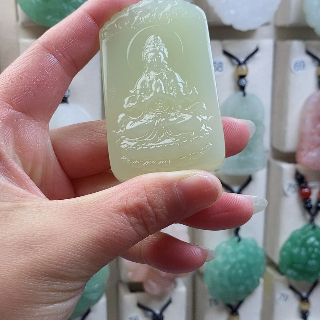 颈饰未镶嵌石英质玉