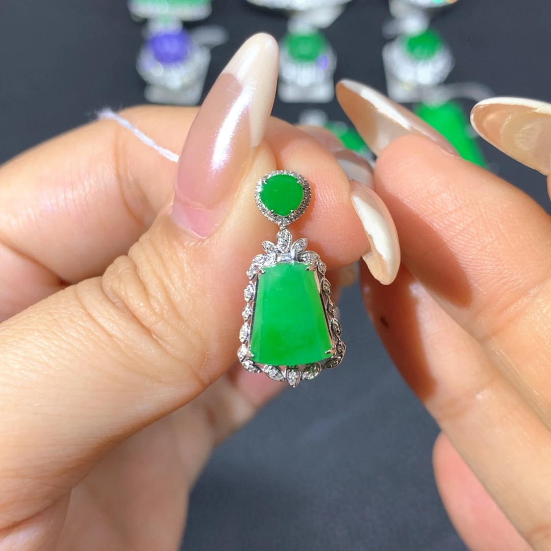 翡翠18K金镶嵌颈饰翡翠