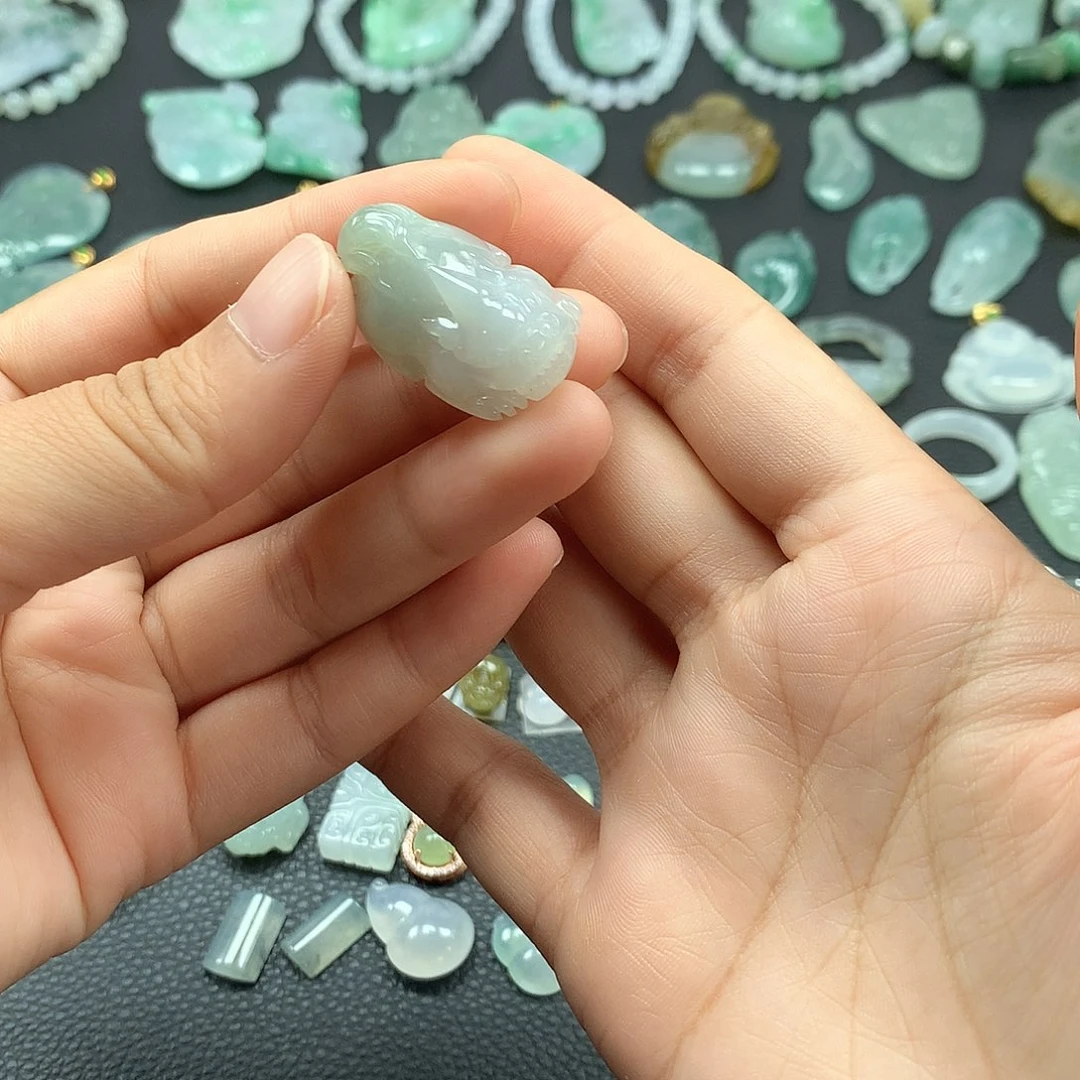 翡翠未镶嵌颈饰貔貅