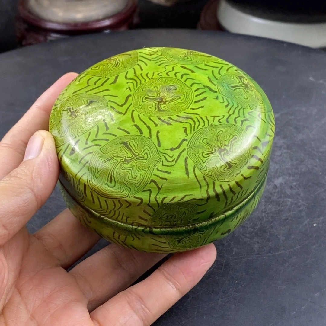 杯绿釉绞胎的一个粉盒