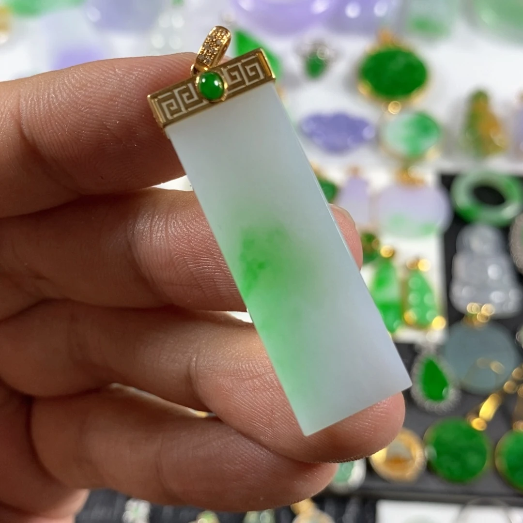 翡翠颈饰18K金镶嵌翡翠