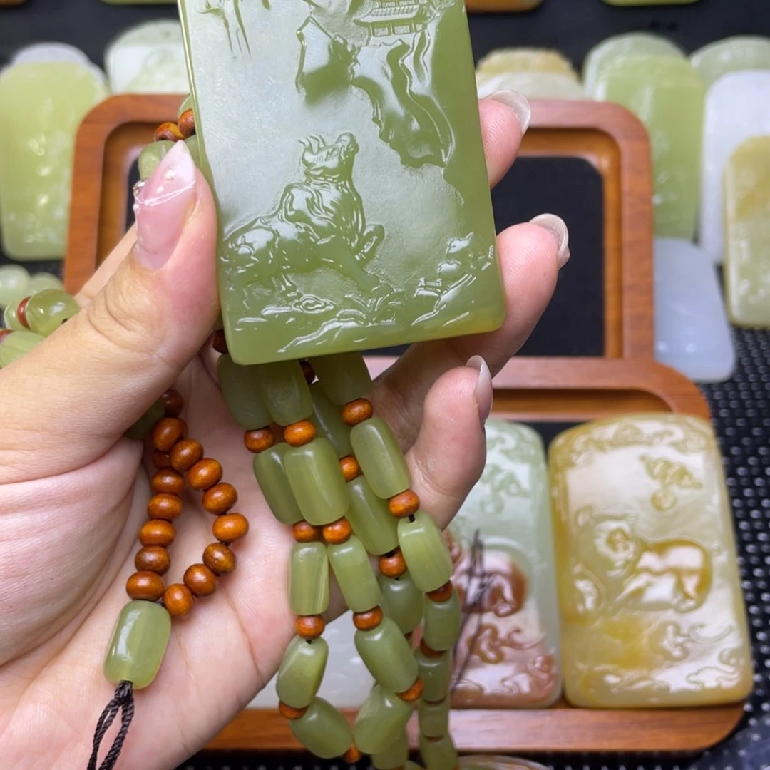 缘昆仑山料牛牌吊坠
