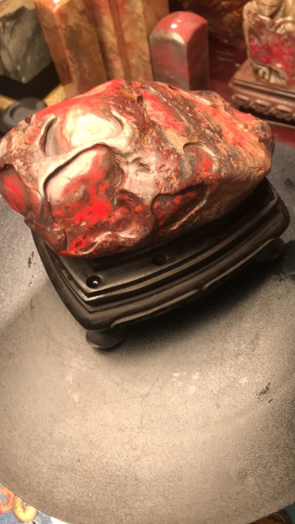 昌化鸡血石，质地细腻柔软。