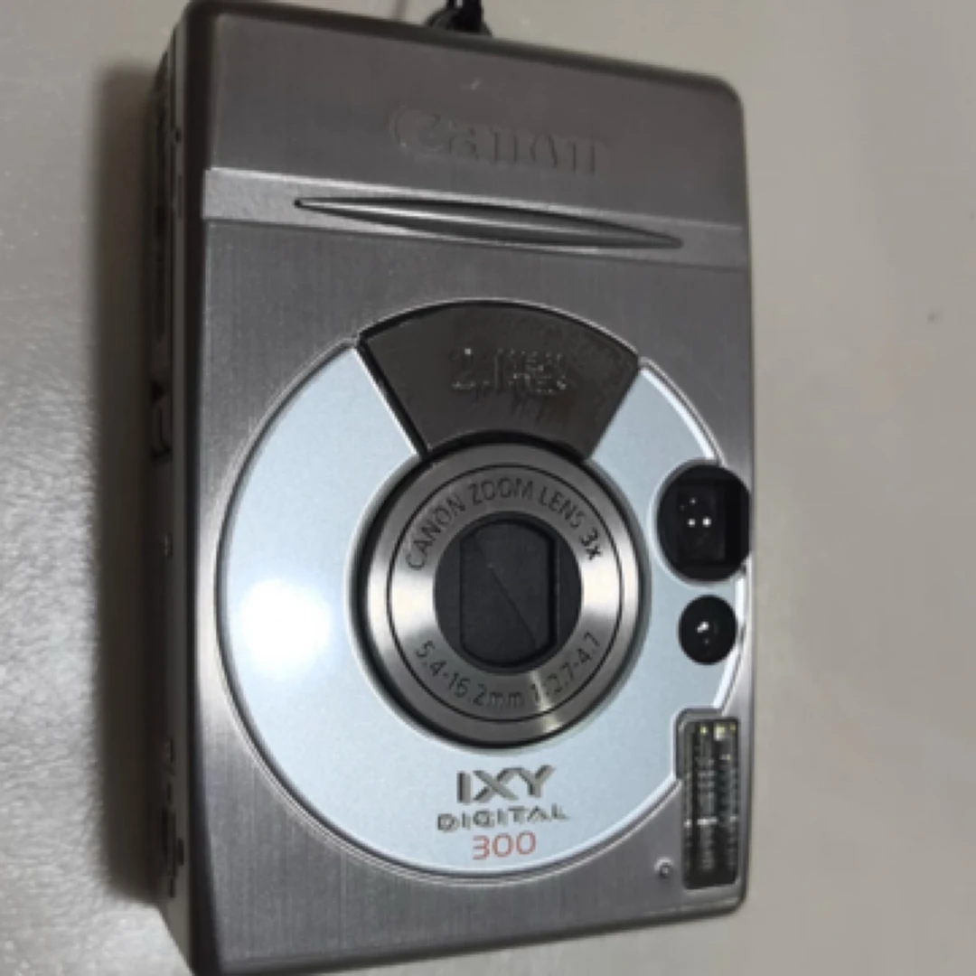 9新  佳能ixy300    210万像素3倍光学变焦，易烊千玺同款  no退换