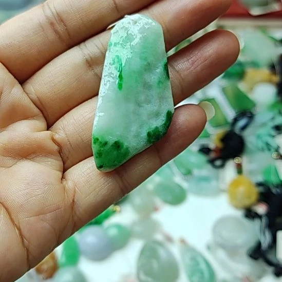 翡翠未镶嵌颈饰10