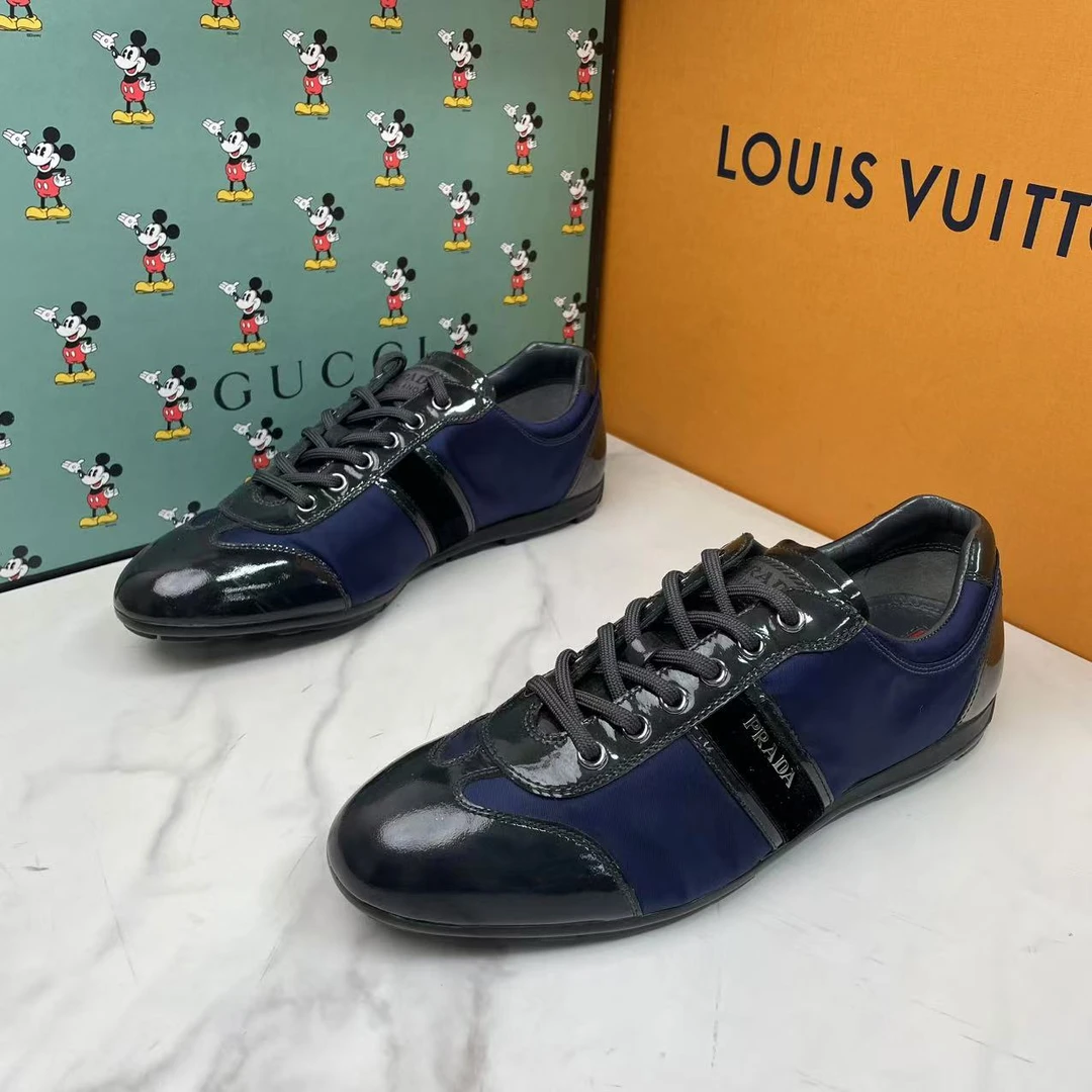 全新未使用 Prada/普拉达 黑色漆皮亮面拼接蓝色尼龙板鞋/39码