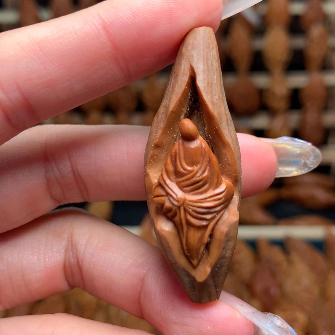 把件橄榄核镂空无相