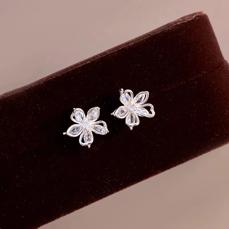 铜合金耳饰 轻奢高级感银色镂空五瓣花锆石耳钉女925银针耳环耳饰