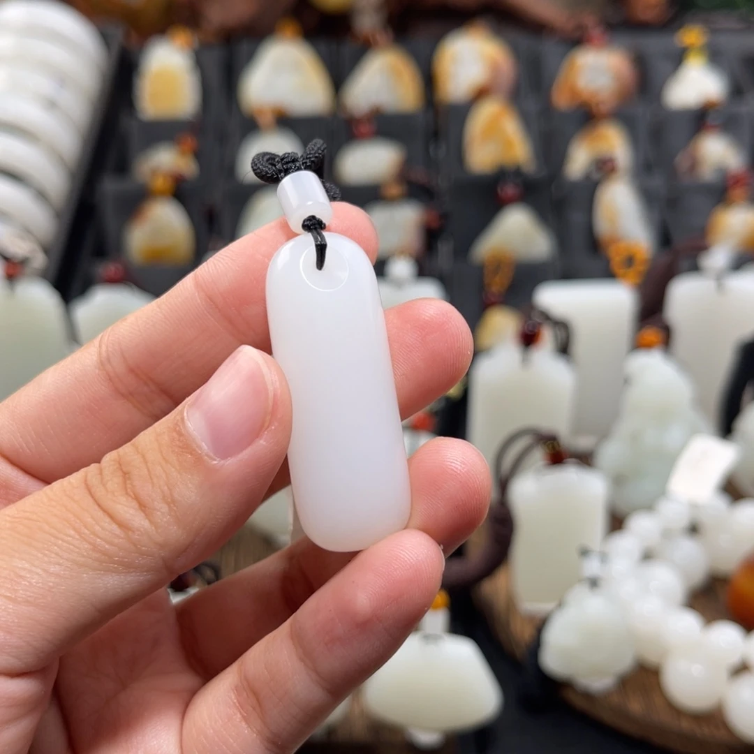 去***师和田玉未镶嵌颈饰小奶条