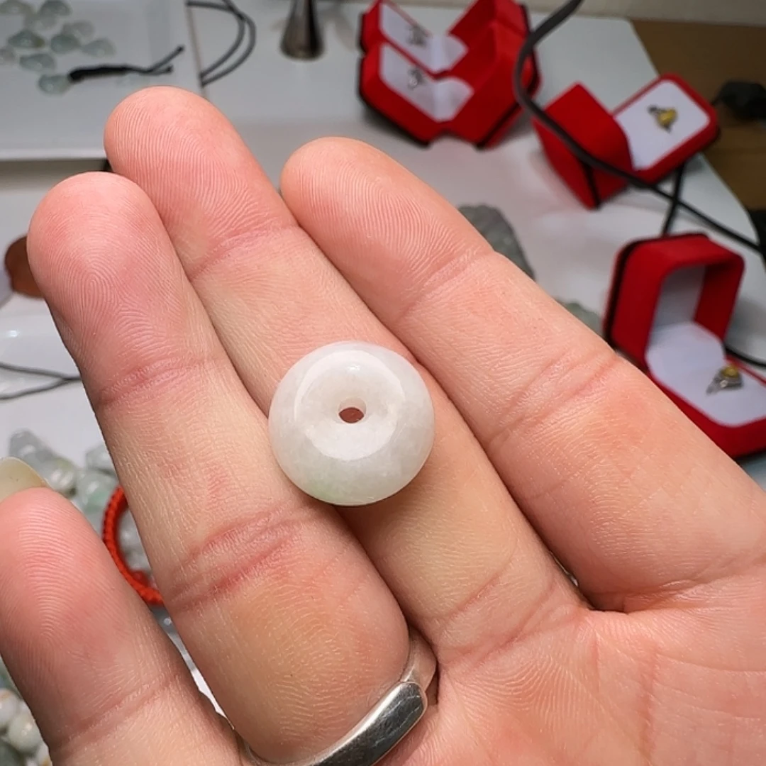 请***姐翡翠未镶嵌颈饰平安扣