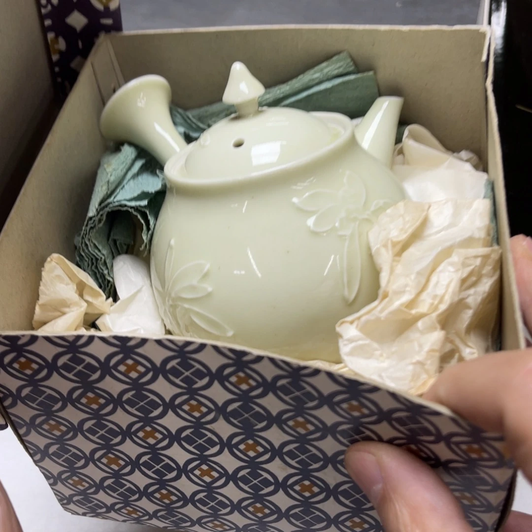 瓷片锋密密麻麻地排列着一个