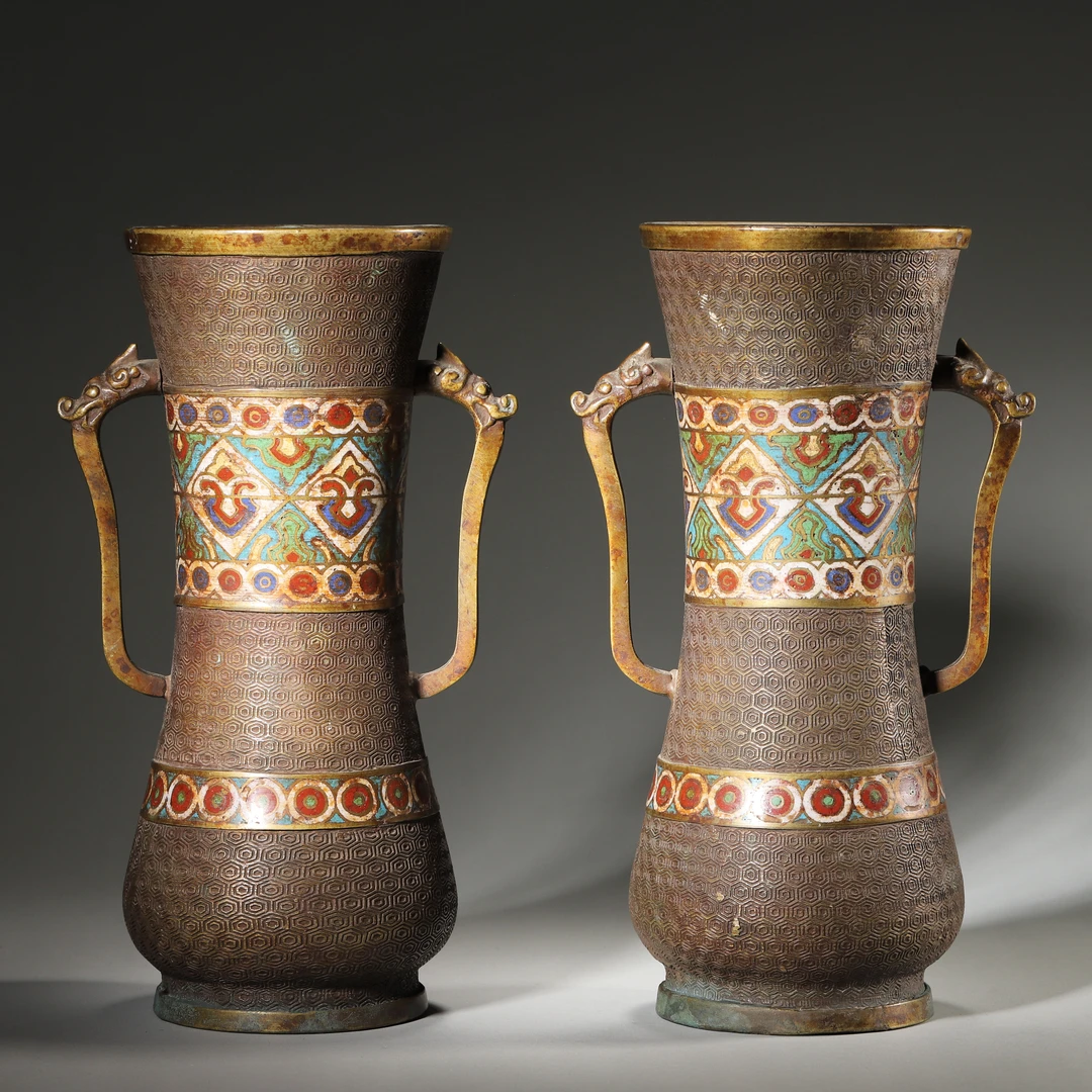 Lot42清代 景泰蓝龙汲水耳瓶一对