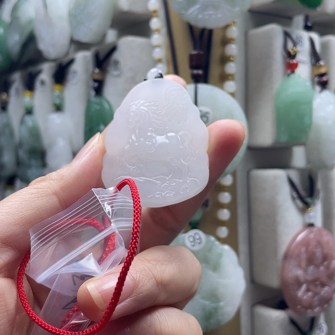 石英质玉（金丝玉）未镶嵌颈饰