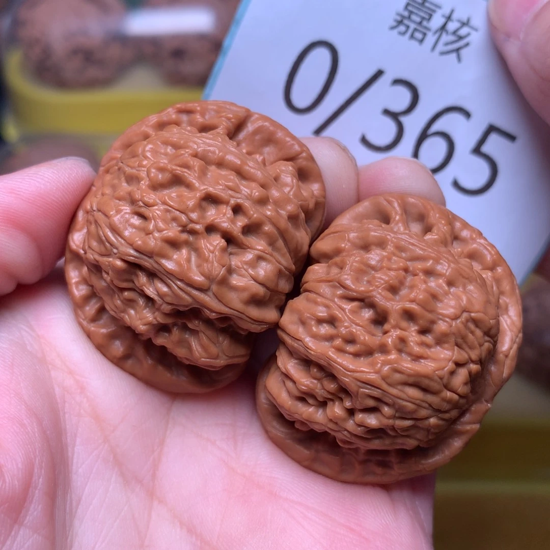 文玩核桃把件红皮闷白38