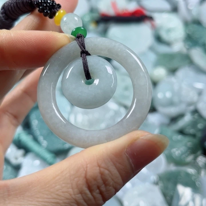 翡翠挂件未镶嵌翡翠