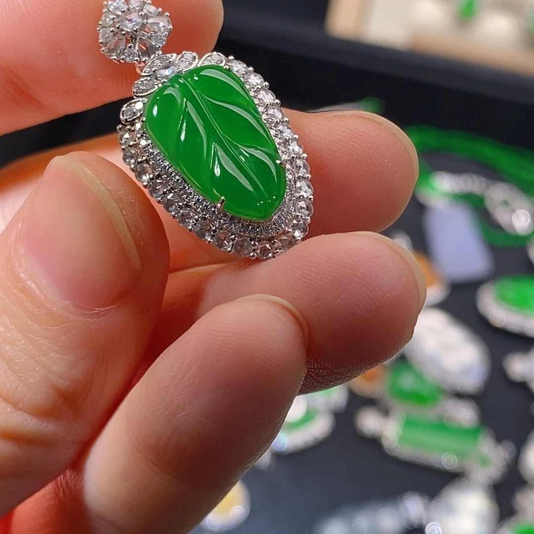 翡翠18K金镶嵌颈饰叶子