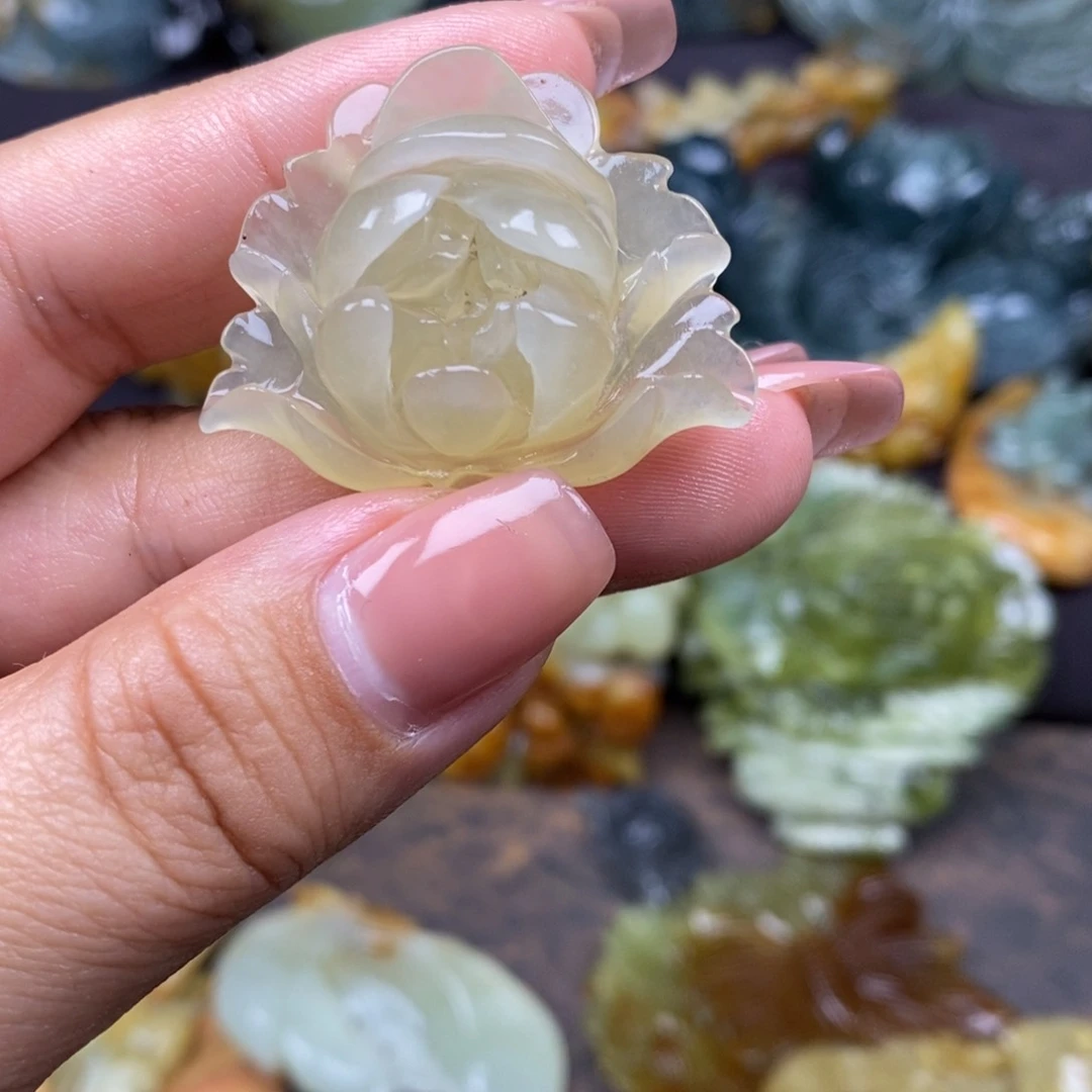 蛇纹石玉颈饰未镶嵌?