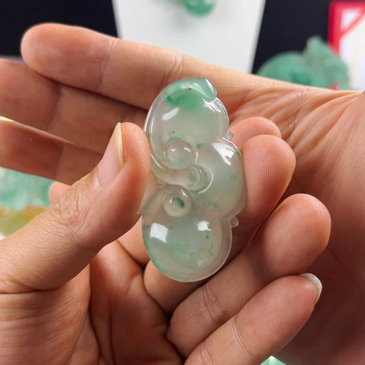 石英质玉未镶嵌颈饰