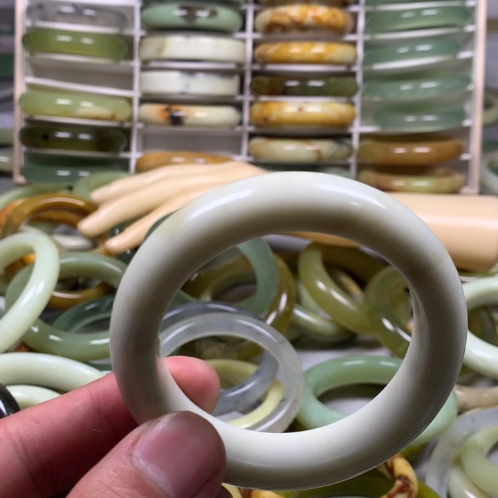 蛇纹石玉手镯未镶嵌美****?