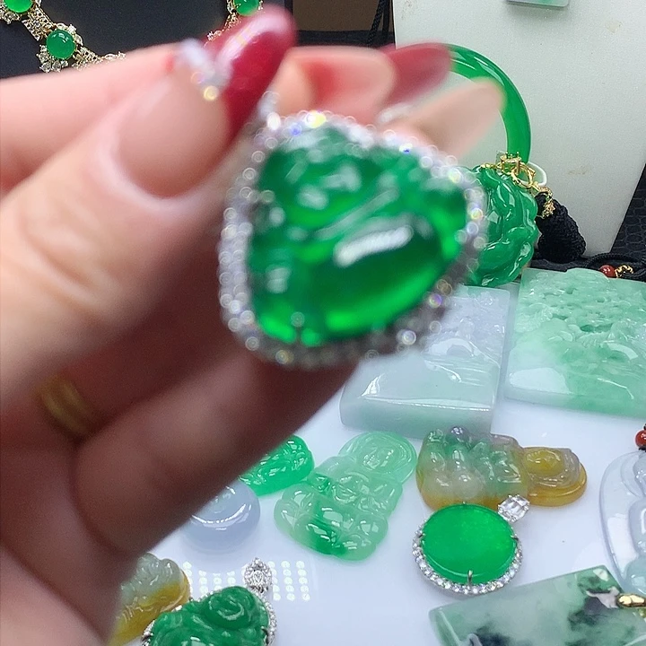 翡翠吊坠(赠链)未镶嵌