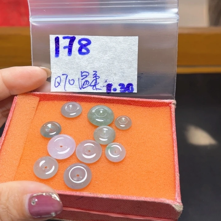 定制翡翠未镶嵌温***手不