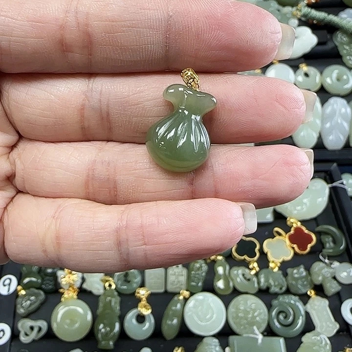 和田玉吊坠(不含链)18K金镶嵌小*曲