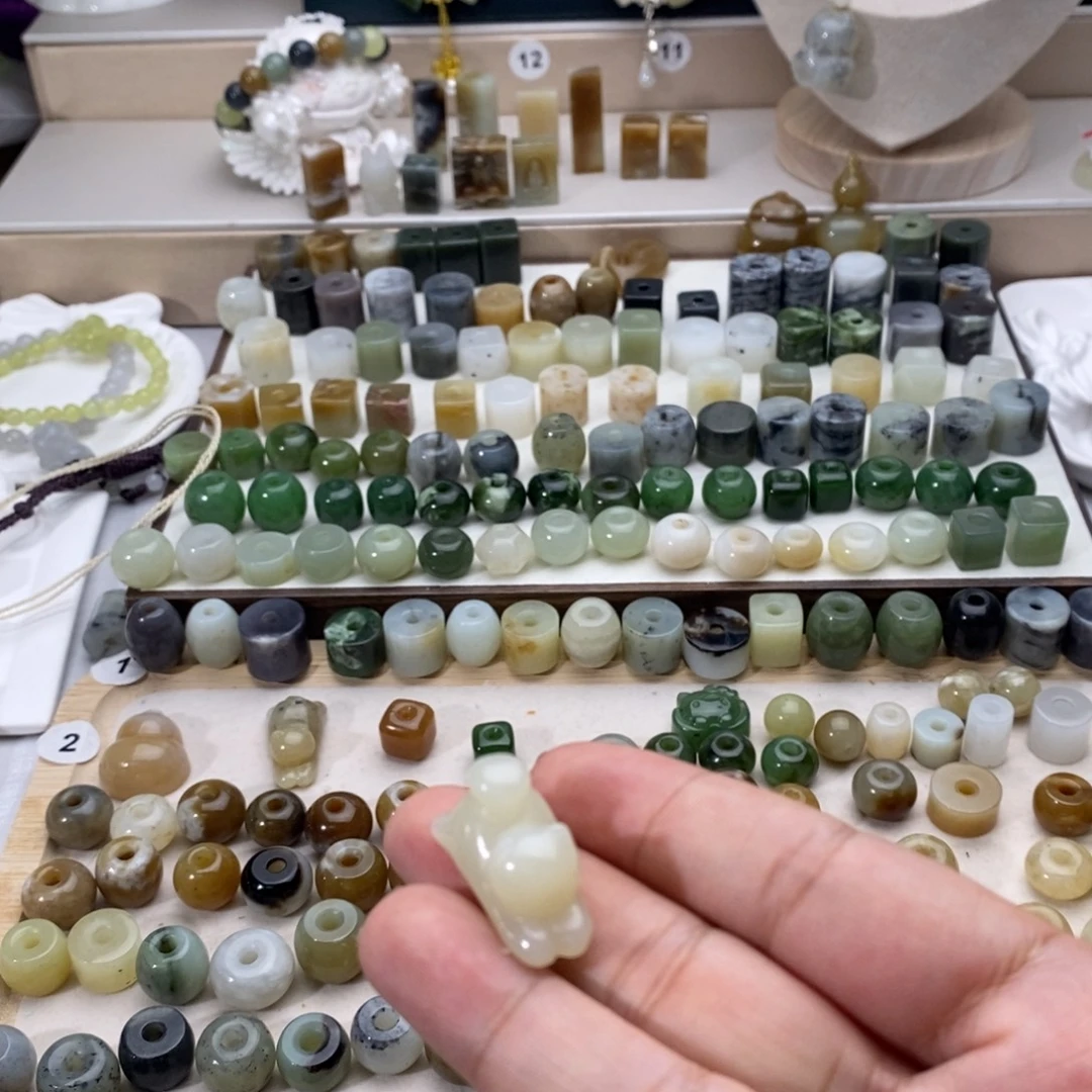 L****和田玉未镶嵌颈饰买断