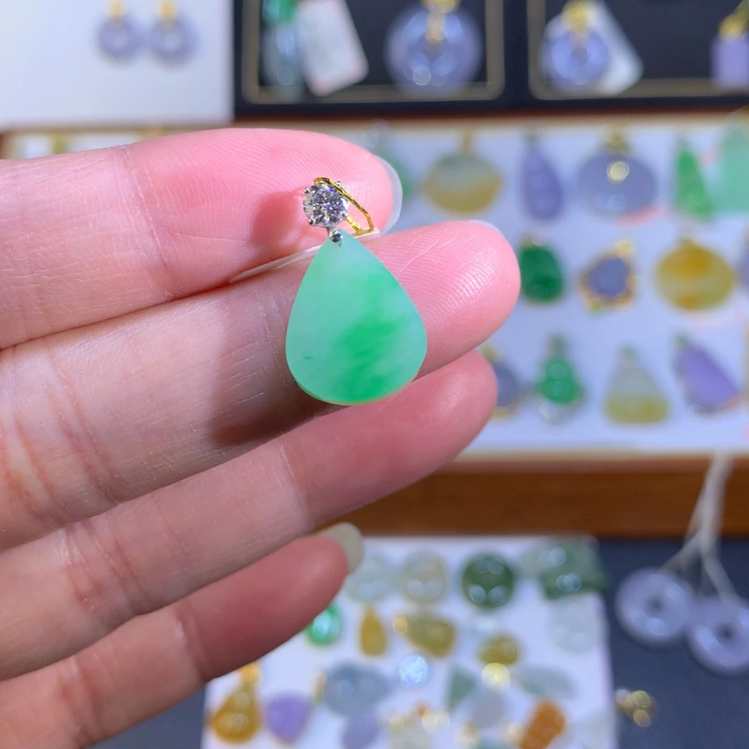 翡翠18K金镶嵌颈饰