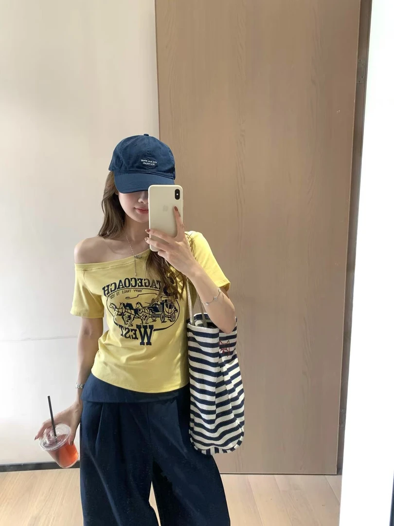 韩11甜辣风斜肩字母印花T恤女2025新款美式修身显瘦露肩短袖上衣