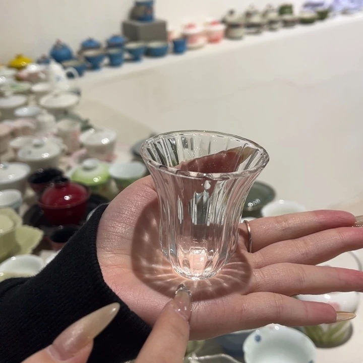 玻璃杯。