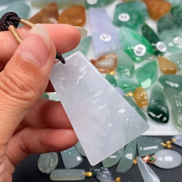 翡翠未镶嵌颈饰随型