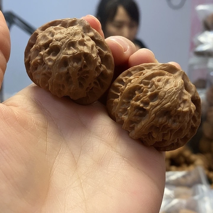 文玩核桃把件43.5宫灯红皮水尖黄