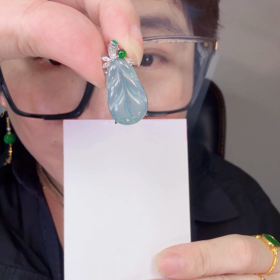 翡翠未镶嵌颈饰一件