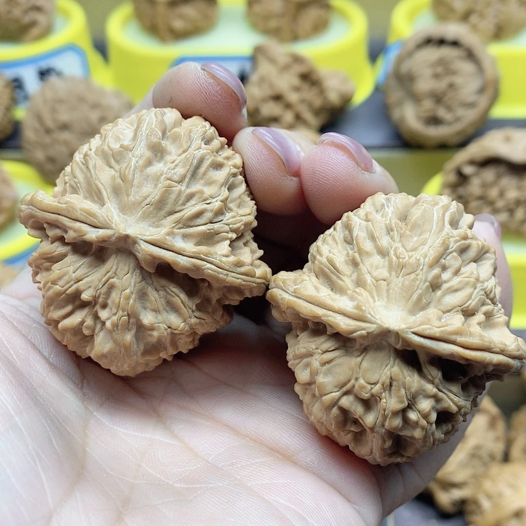 文玩核桃吊坠L****⁸白狮子