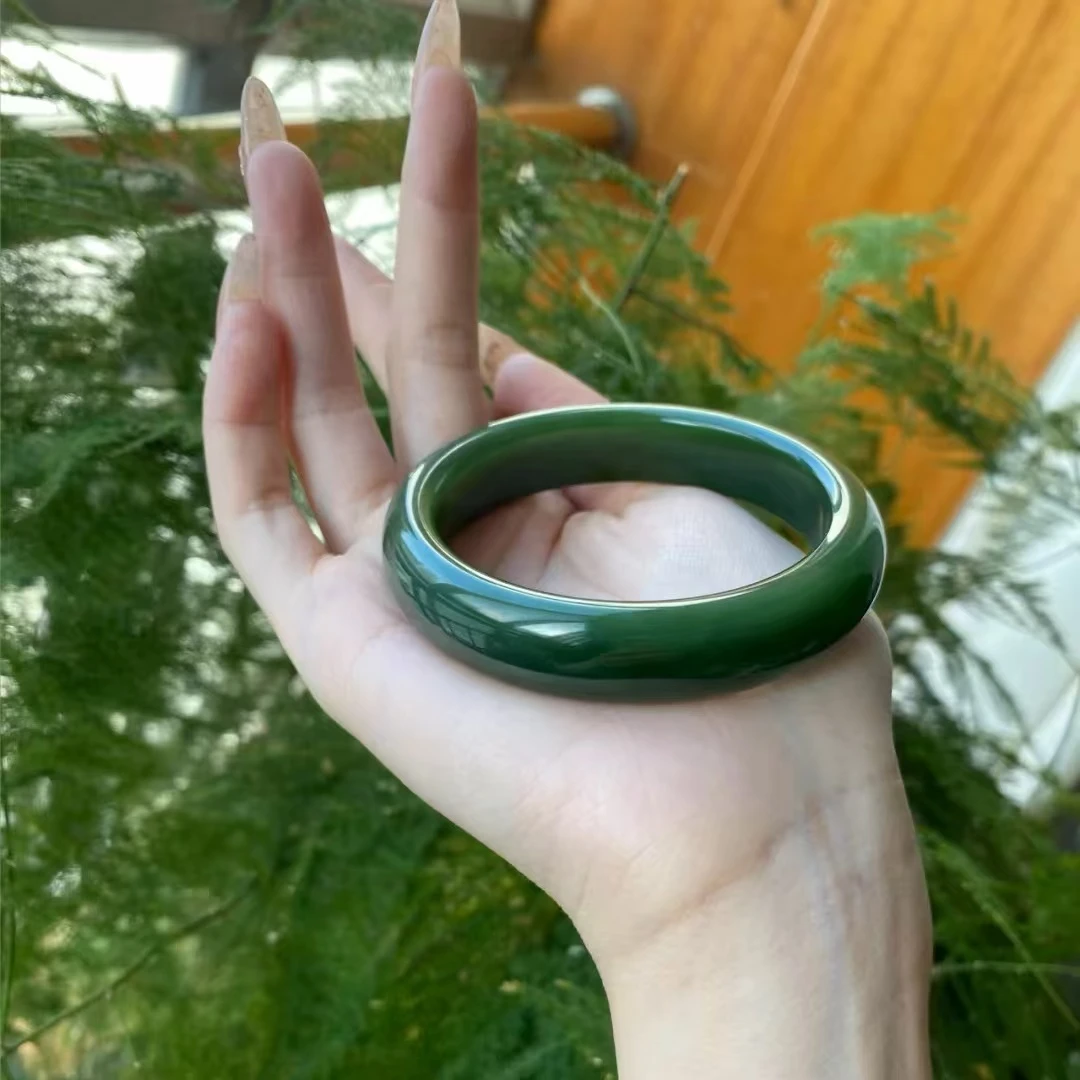 天然菠菜绿新疆和田玉手镯
