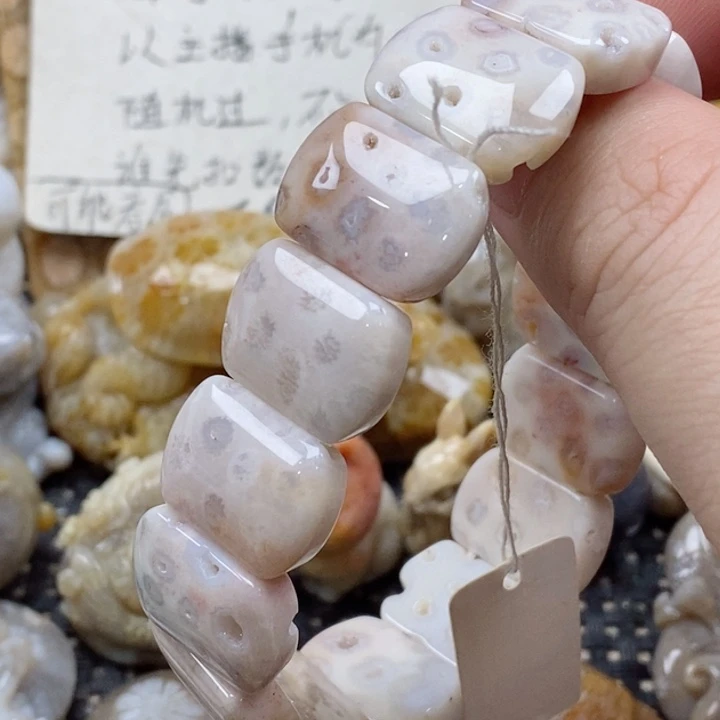颈饰未镶嵌硅化珊瑚（珊瑚玉）小*猫