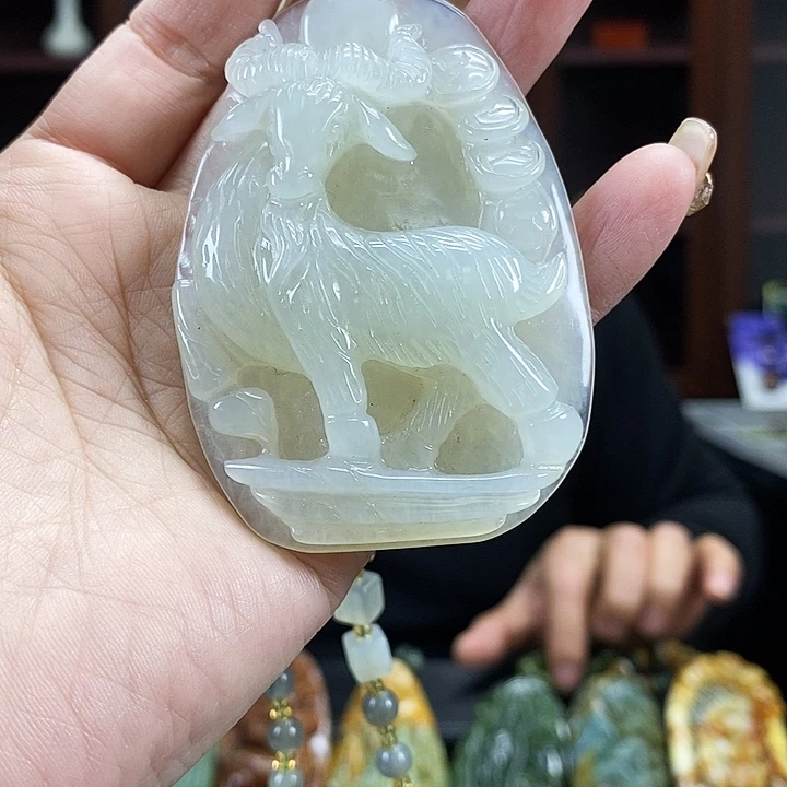 蛇纹石玉吊坠未镶嵌景**花