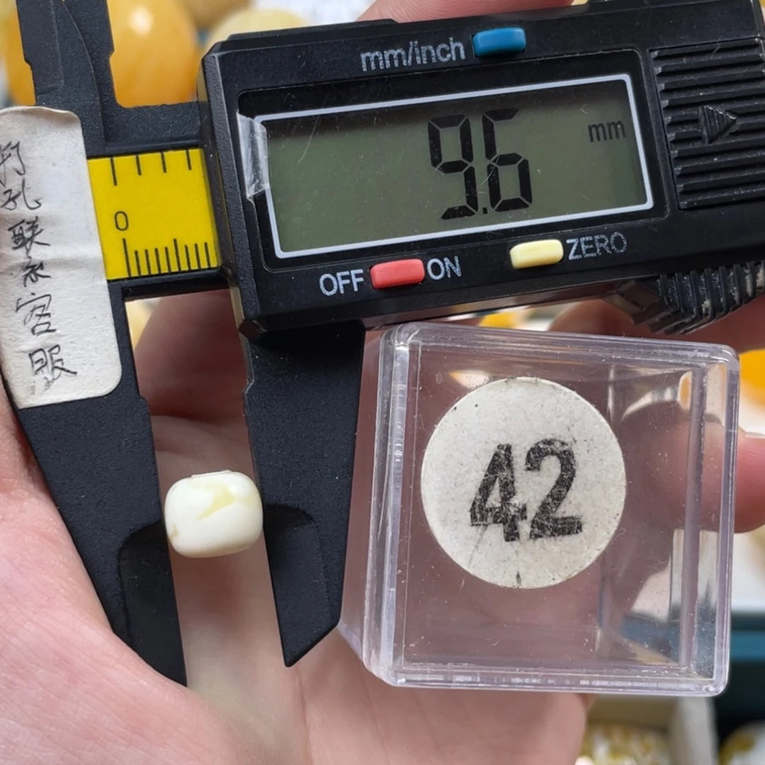 蜜蜡未镶嵌珠宝奇石