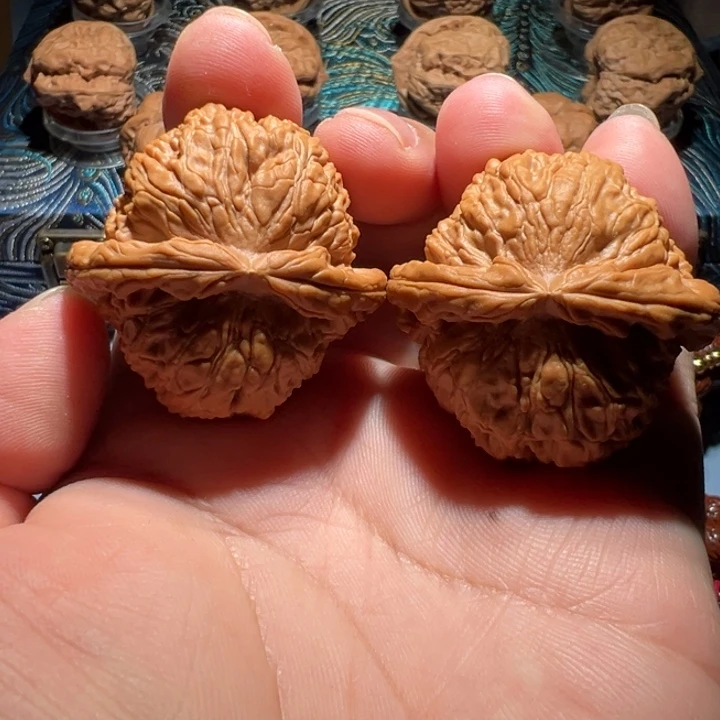 文玩核桃吊坠闷白狮子头