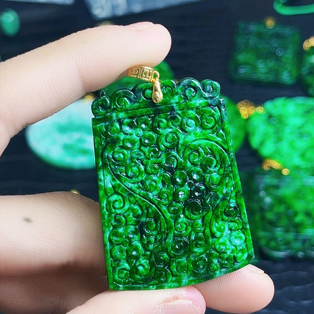 颈饰18K金镶嵌翡翠多样性