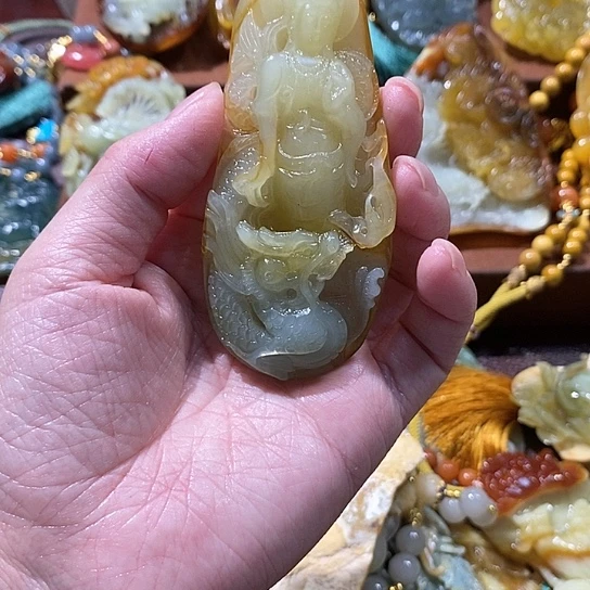 龙***洲蛇纹石玉未镶嵌颈饰