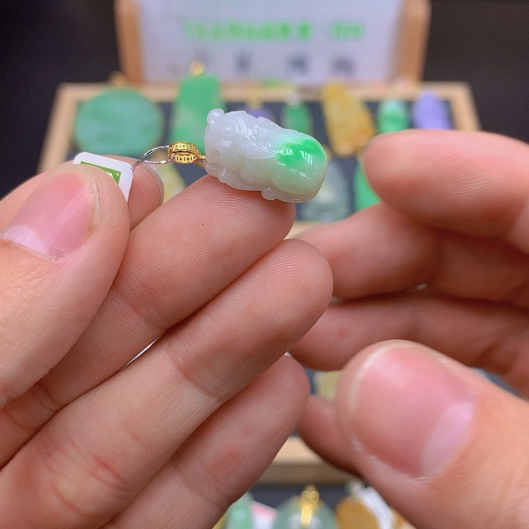 翡翠颈饰18K金镶嵌翡翠