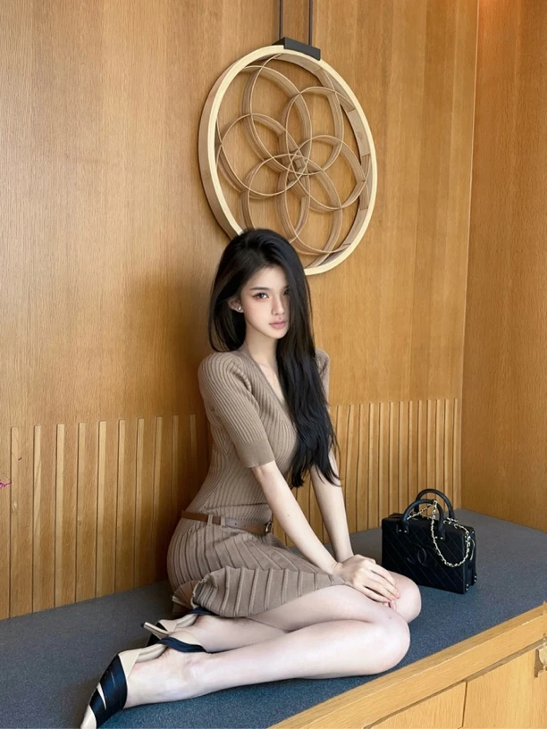 夏媛原创 淑女得体 咖色竖条纹针织连衣裙2025夏季新款修身显瘦女